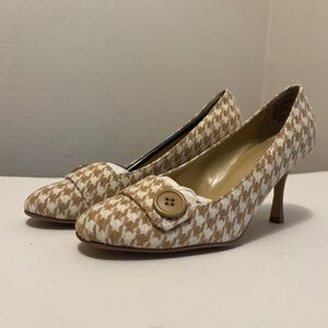 Bijou Tan & White Houndstooth Heels – Size 7.5, 2.5-Inch Classic Pumps